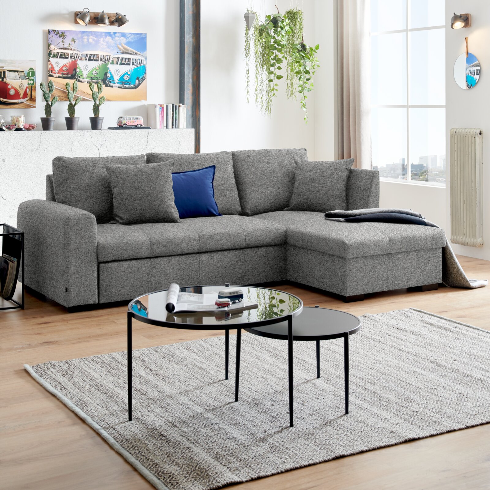 Graues Ecksofa in modernem Wohnzimmer, Perspektive von vorne rechts
