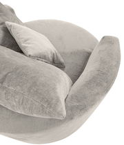 Bequemer, hellgrauer Sessel mit weichen Kissen, seitliche Perspektive