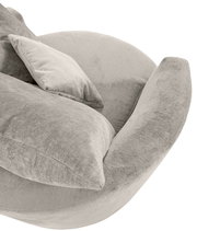 Bequemer, hellgrauer Sessel mit weichen Kissen, seitliche Perspektive