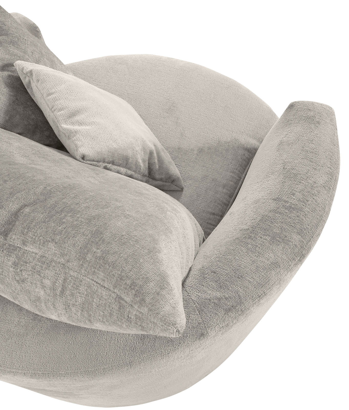 Bequemer, hellgrauer Sessel mit weichen Kissen, seitliche Perspektive