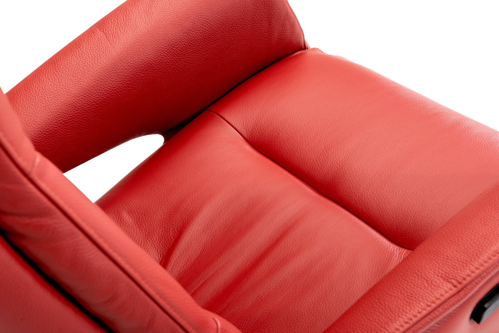 Close-up van een rode leren relaxfauteuil, gezien van bovenaf.