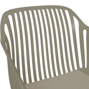 Nahaufnahme eines stapelbaren Sessels mit vertikalen Streben, seitliche Perspektive