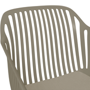 Nahaufnahme eines stapelbaren Sessels mit vertikalen Streben, seitliche Perspektive