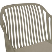 Nahaufnahme eines stapelbaren Sessels mit vertikalen Streben, seitliche Perspektive