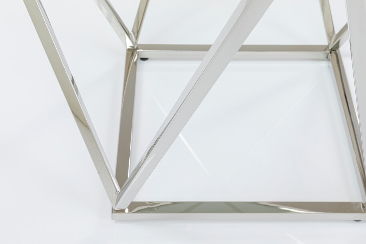 Nahaufnahme eines modernen Beistelltisches mit verchromtem Metallrahmen und Glasplatte, von unten fotografiert.