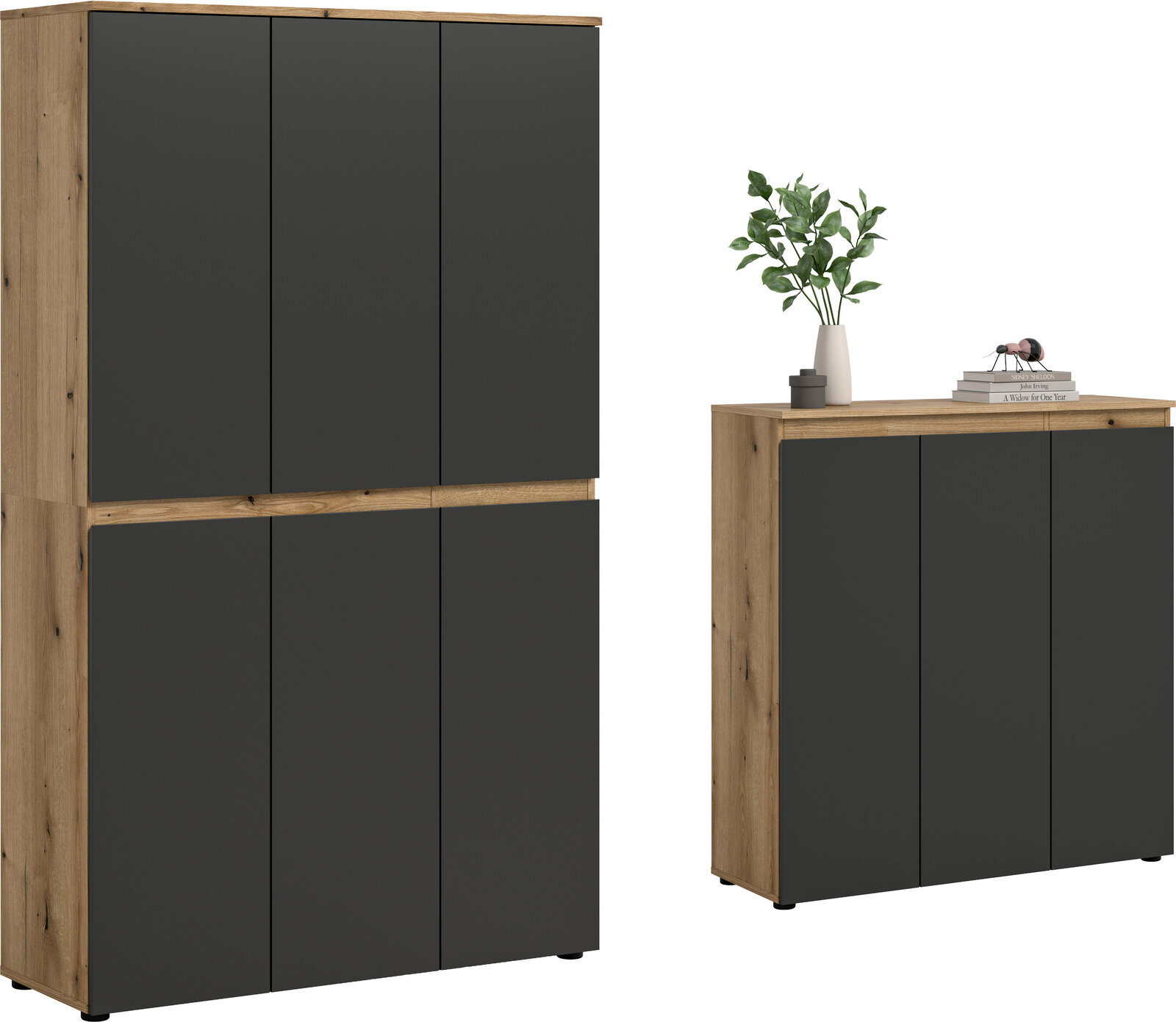 Zweiteiliges Schrank-Set aus Holzoptik in Eiche mit mattschwarzen, grifflosen Türen, bestehend aus hohem Schrank und Sideboard, freigestellt in frontaler Ansicht mit leichter Seitenperspektive.