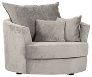 Gemütlicher, runder Sessel in hellgrauem Stoff mit zwei Kissen, Vorderansicht