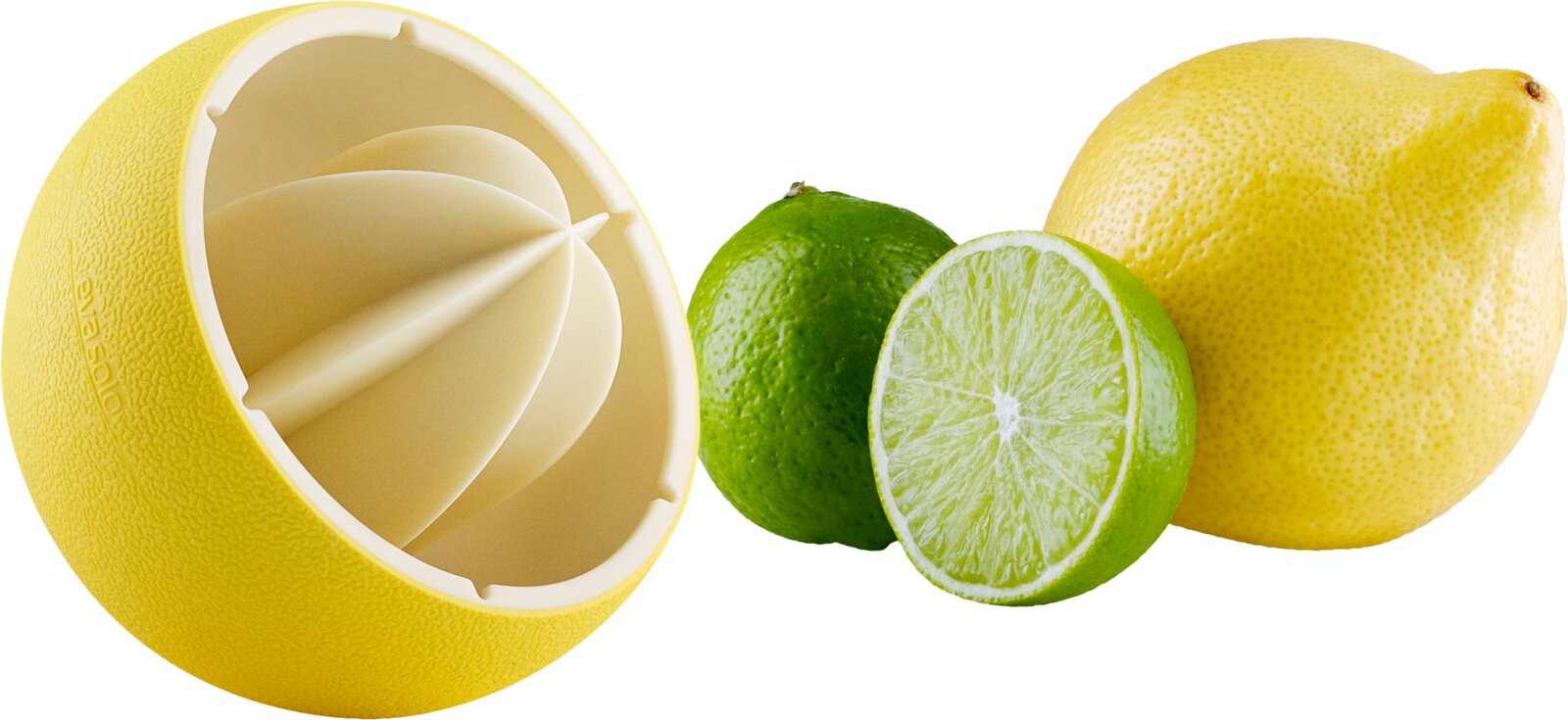 Gelber Citrus-Entsafter aus Kunststoff mit geriffeltem Innenkegel, daneben Limetten (eine halbiert) und eine Zitrone, Freisteller in seitlicher Perspektive