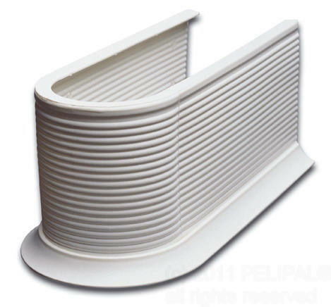 Weiße Syphonverkleidung mit gerippter Oberfläche, seitliche Perspektive