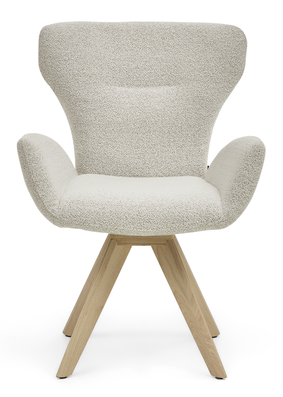 Frontansicht eines modernen Armlehnstuhls mit hellem Stoffbezug und Holzbeinen.