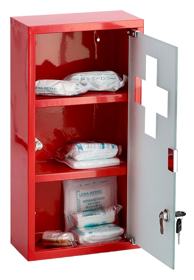 Zeller Present Medizinschrank Roter Medizinschrank mit geöffnetem Türchen, gefüllt mit Verbandsmaterialien, aus seitlicher Perspektive fotografiert.