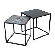 Twee vierkante bijzettafels met een zwart metalen onderstel; de ene tafel heeft een Minecraft-motief op het tafelblad, de andere een zwart gestructureerd blad, gefotografeerd vanuit een schuin vooraanzicht van bovenaf.