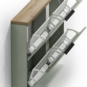 Hängeschuhschrank mit drei offenen Klappen, seitliche Perspektive