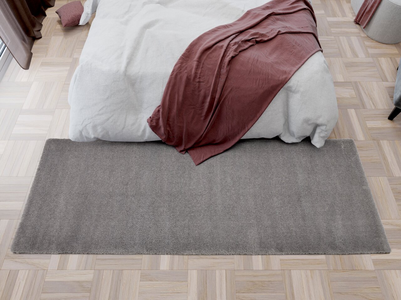 Grauer Teppichläufer Soft Dream ca. 80x250cm neben einem Bett, aus der Vogelperspektive betrachtet.