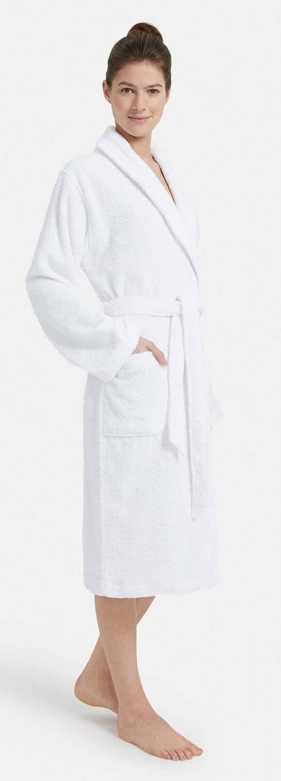Frau in einem weißen Bademantel mit Schalkragen, seitliche Perspektive