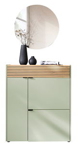 Garderoben-Set in Taupegrün mit Holzdetails, bestehend aus einem Schrank mit zwei Türen und einer Schublade, dekoriert mit schwarzen Vasen und einem runden Spiegel, Frontalansicht.