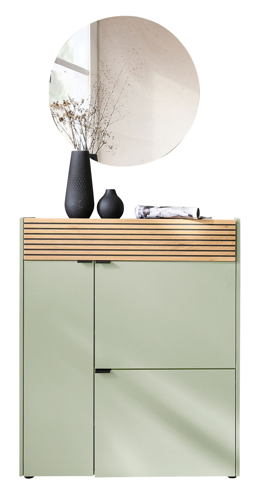 Garderoben-Set in Taupegrün mit Holzdetails, bestehend aus einem Schrank mit zwei Türen und einer Schublade, dekoriert mit schwarzen Vasen und einem runden Spiegel, Frontalansicht.