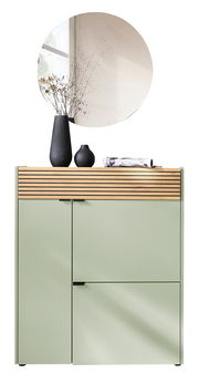 Garderoben-Set in Taupegrün mit Holzdetails, bestehend aus einem Schrank mit zwei Türen und einer Schublade, dekoriert mit schwarzen Vasen und einem runden Spiegel, Frontalansicht.