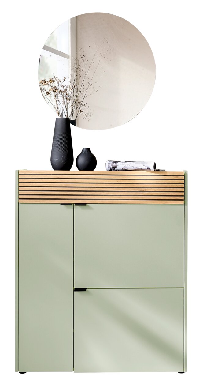Voleo Garderoben-Set RIO Garderoben-Set in Taupegrün mit Holzdetails, bestehend aus einem Schrank mit zwei Türen und einer Schublade, dekoriert mit schwarzen Vasen und einem runden Spiegel, Frontalansicht.