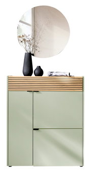 Garderoben-Set in Taupegrün mit Holzdetails, bestehend aus einem Schrank mit zwei Türen und einer Schublade, dekoriert mit schwarzen Vasen und einem runden Spiegel, Frontalansicht.