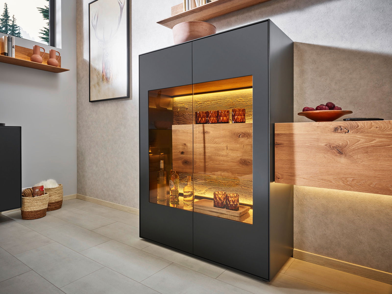 Moderne Wandkombination mit dunklem Rahmen und beleuchteten Holzregalen, seitliche Perspektive.