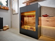 Moderne wandcombinatie met donker frame en verlichte houten planken, zijaanzicht.