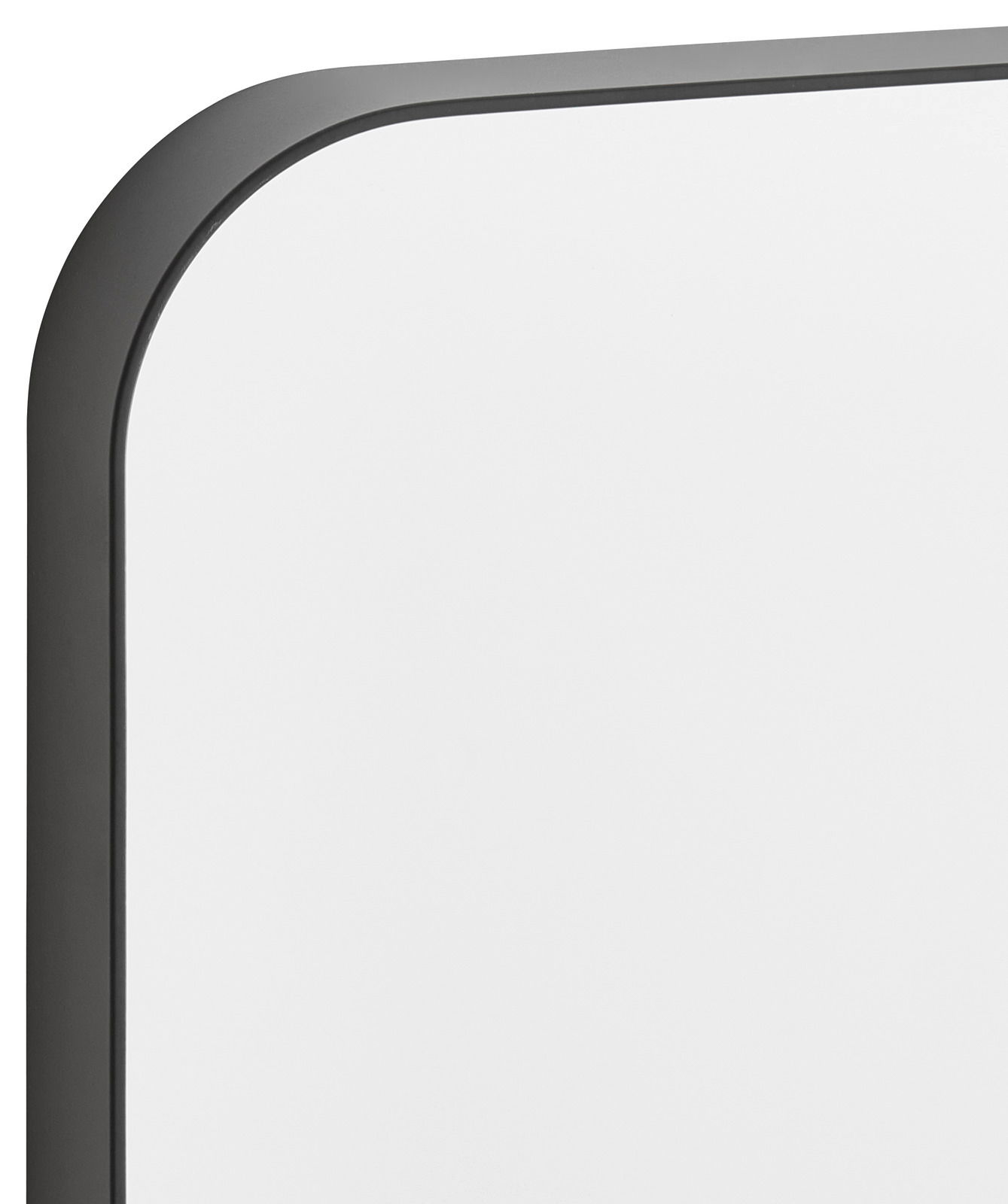 XORA Spiegel TONDO Nahaufnahme eines rechteckigen Spiegels mit abgerundeten Ecken und schwarzem Rahmen, perspektivisch von der Seite aufgenommen.