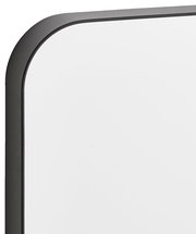 Nahaufnahme eines rechteckigen Spiegels mit abgerundeten Ecken und schwarzem Rahmen, perspektivisch von der Seite aufgenommen.