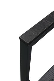 Nahaufnahme eines schwarzen Gartensessel-Armlehne aus Metall mit dunkler Oberfläche, seitliche Perspektive