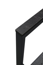 Nahaufnahme eines schwarzen Gartensessel-Armlehne aus Metall mit dunkler Oberfläche, seitliche Perspektive