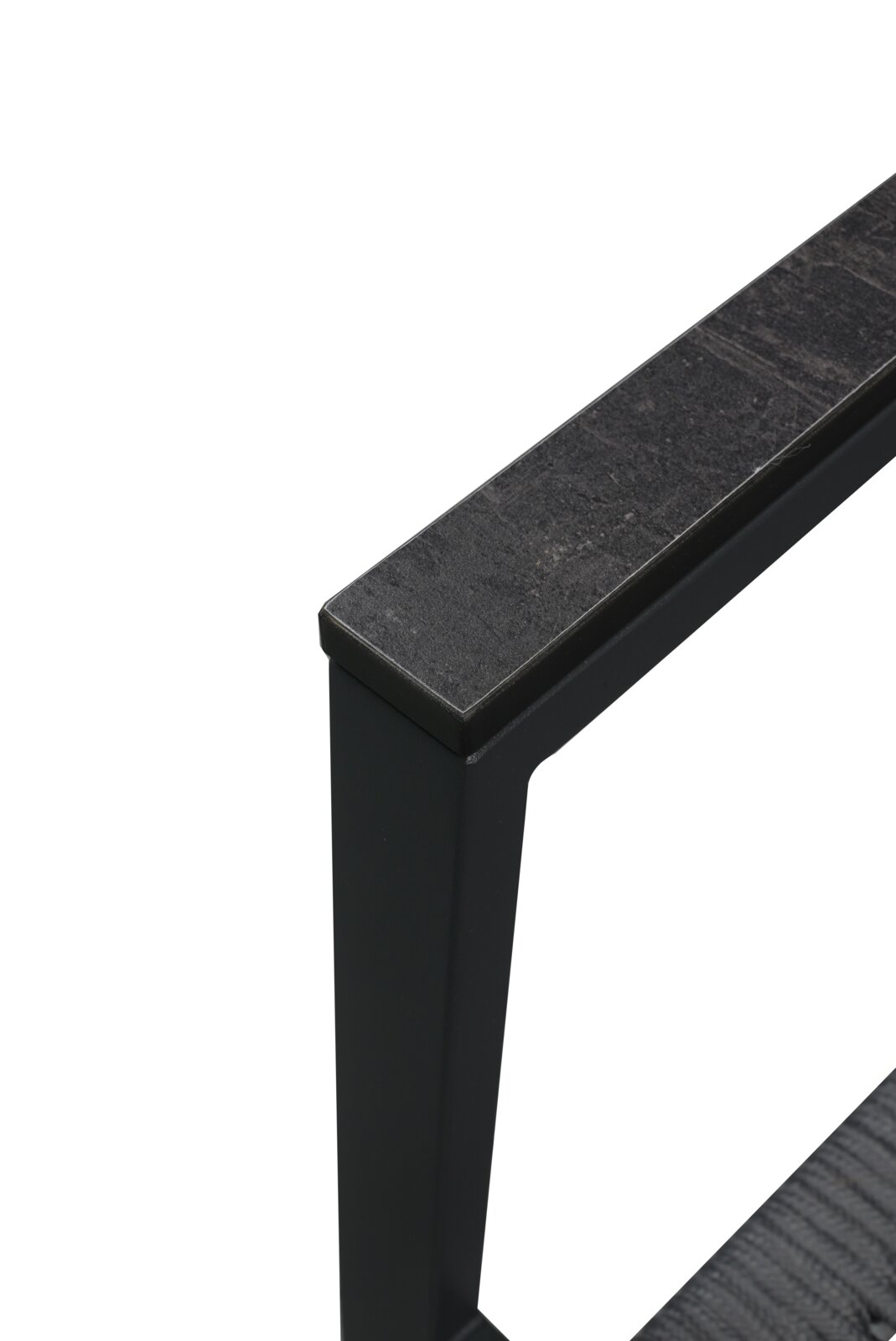 Nahaufnahme eines schwarzen Gartensessel-Armlehne aus Metall mit dunkler Oberfläche, seitliche Perspektive