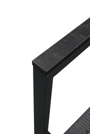 Nahaufnahme eines schwarzen Gartensessel-Armlehne aus Metall mit dunkler Oberfläche, seitliche Perspektive