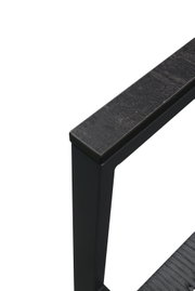 Nahaufnahme eines schwarzen Gartensessel-Armlehne aus Metall mit dunkler Oberfläche, seitliche Perspektive