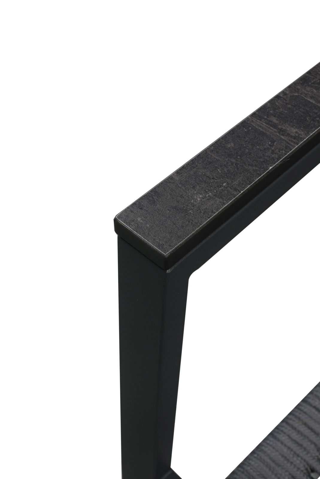 Nahaufnahme eines schwarzen Gartensessel-Armlehne aus Metall mit dunkler Oberfläche, seitliche Perspektive