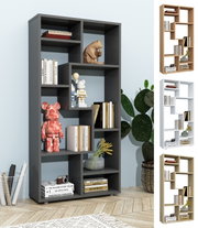 Modernes, asymmetrisches Standregal/Bücherregal in Anthrazit mit offenen Fächern, dekoriert mit Büchern und Figuren; Frontansicht in leichter Perspektive von links.