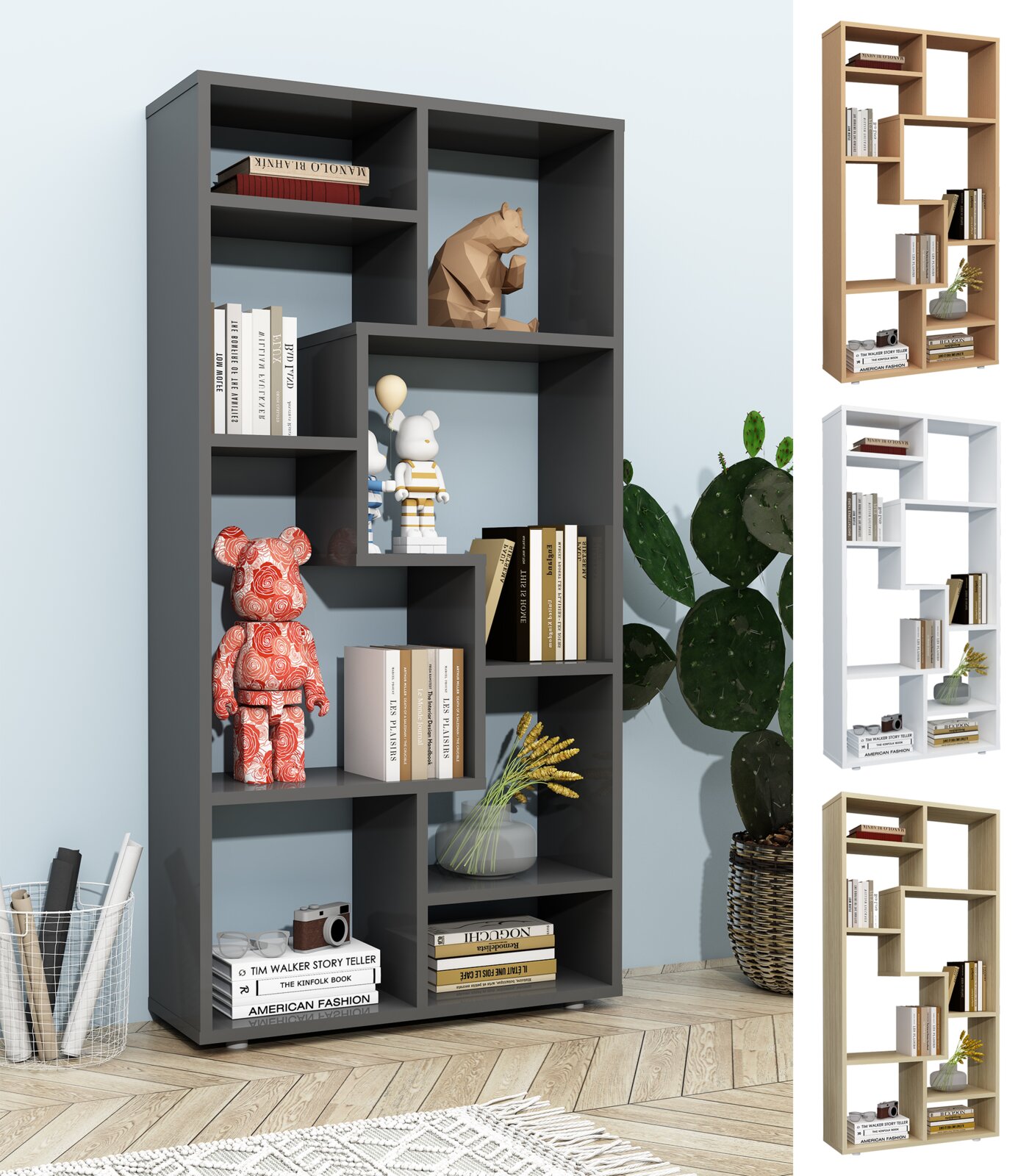 Modernes, asymmetrisches Standregal/Bücherregal in Anthrazit mit offenen Fächern, dekoriert mit Büchern und Figuren; Frontansicht in leichter Perspektive von links.