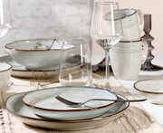 Frühstücksset 12-tlg. mit Tellern, Tassen und Gläsern in eleganter Tischdekoration, seitliche Perspektive