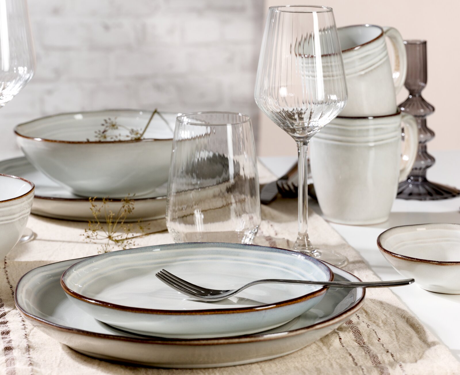 Ontbijtset van 12-delig met borden, kopjes en glazen in een elegante tafeldecoratie, zijaanzicht