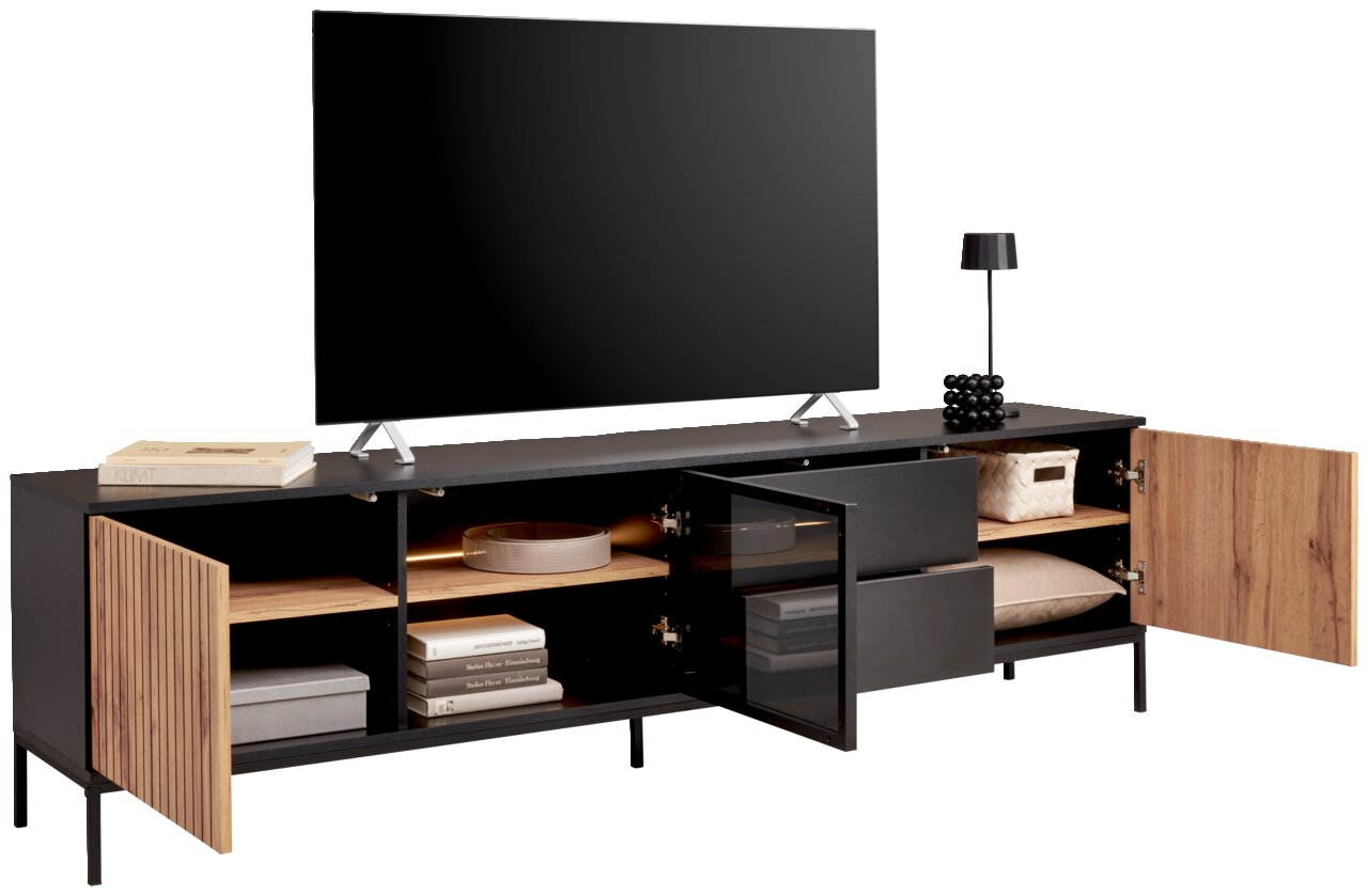 XL-TV-Lowboard in moderner Perspektive mit offenen Türen und Schubladen, zeigt Stauraum mit Büchern, Boxen und Dekorationen.