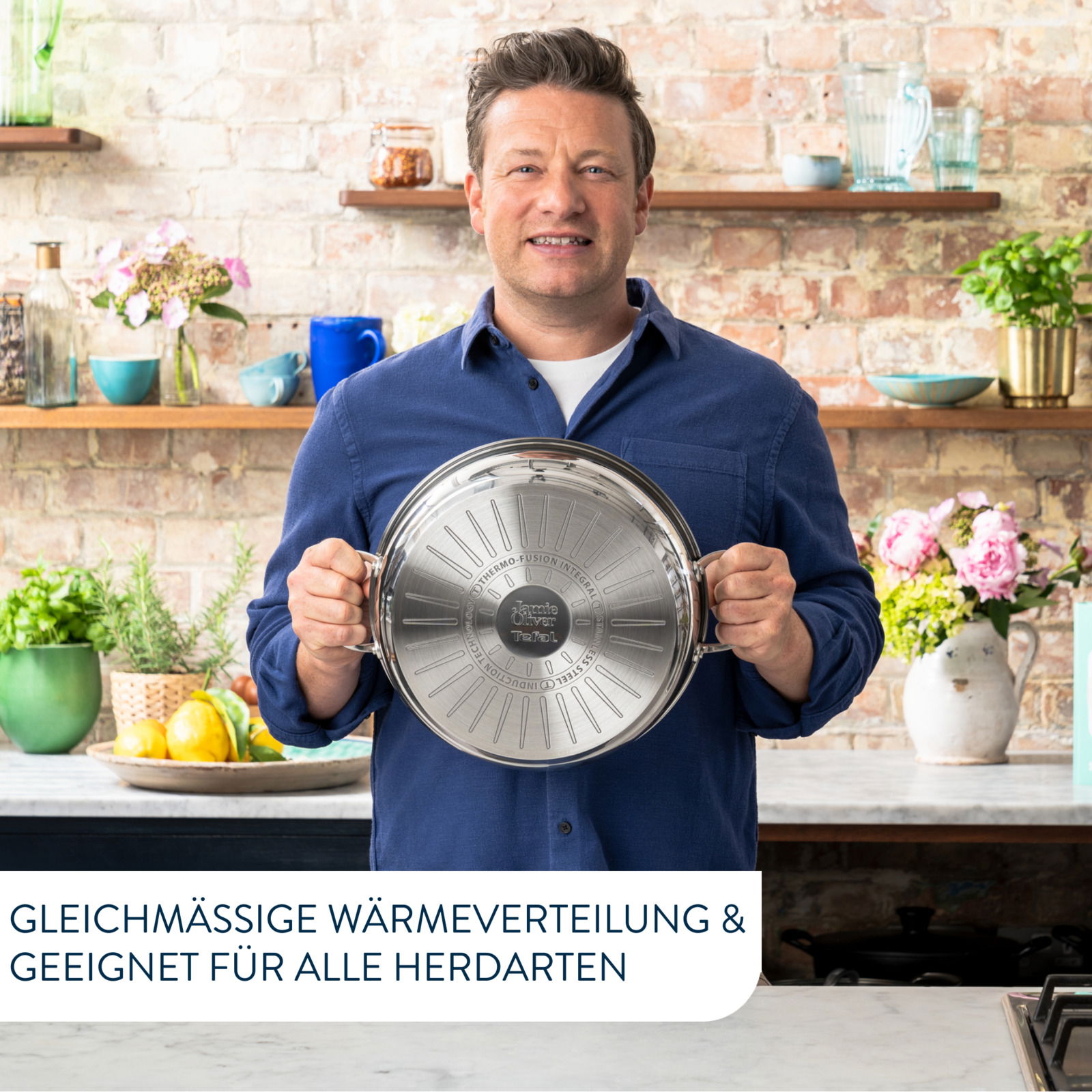 Mann hält eine Servierpfanne von Jamie Oliver in einer Küche, Vorderansicht