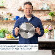Mann hält eine Servierpfanne von Jamie Oliver in einer Küche, Vorderansicht