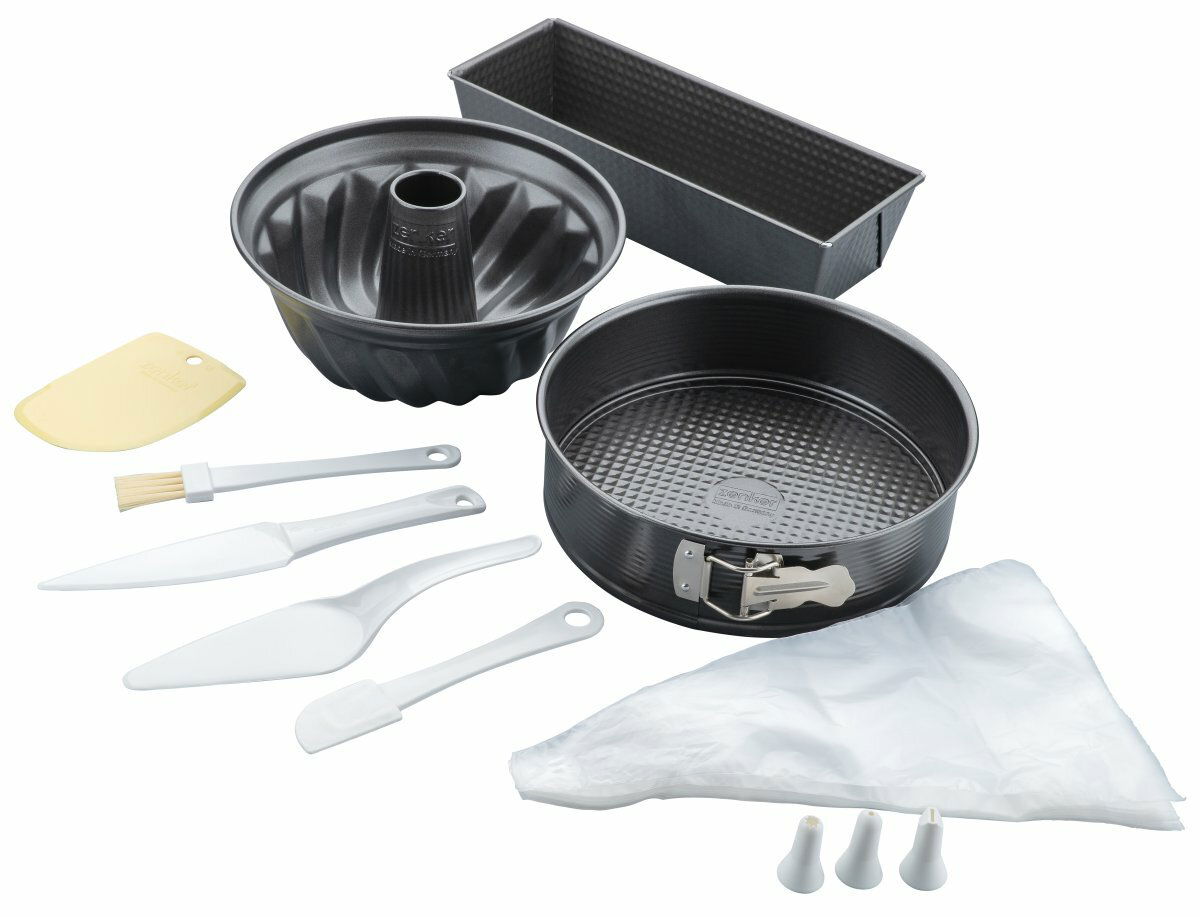 Backformen-Set 9-tlg. mit Gugelhupfform, Springform, Kastenform, Teigschaber, Pinsel, Messer, Spatel, Spritzbeutel und Tüllen, aus der Vogelperspektive.