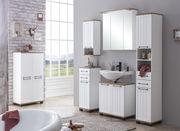 Moderner weißer Wandschrank im Badezimmer, frontal fotografiert, mit Holzdetails und mehreren Fächern für Stauraum.