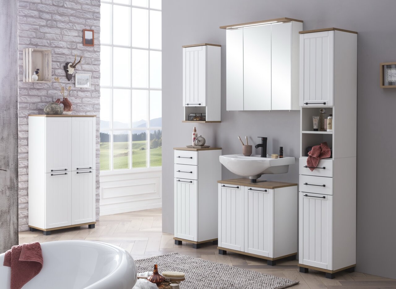 Stylife Wandschrank JELDA Moderner weißer Wandschrank im Badezimmer, frontal fotografiert, mit Holzdetails und mehreren Fächern für Stauraum.