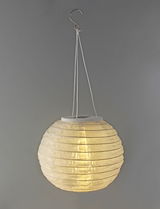 Hängende Solarleuchte in Kugelform mit warmem Licht, seitliche Perspektive