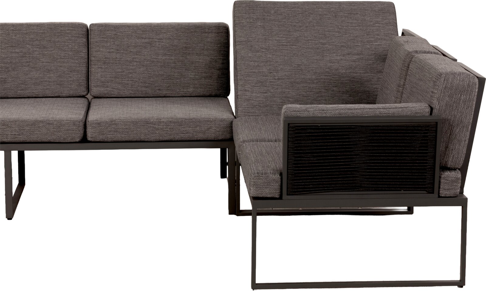 Modernes Outdoor-Loungesofa mit grauen Polstern und schwarzem Metallrahmen, Seitenansicht von rechts auf weißem Hintergrund