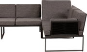 Modernes Outdoor-Loungesofa mit grauen Polstern und schwarzem Metallrahmen, Seitenansicht von rechts auf weißem Hintergrund