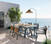 Moderner Stapelsessel auf einer Terrasse mit Meerblick, seitliche Perspektive.