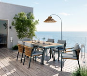 Moderner Stapelsessel auf einer Terrasse mit Meerblick, seitliche Perspektive.