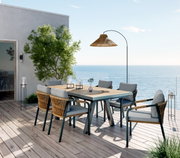 Moderner Stapelsessel auf einer Terrasse mit Meerblick, seitliche Perspektive.